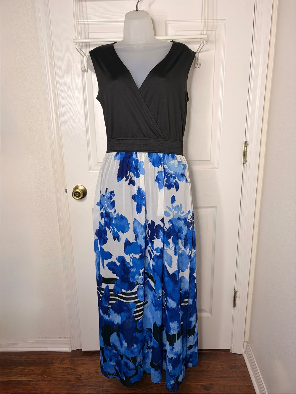 Signature collection blue/white/black woman’s long sleeveless dress